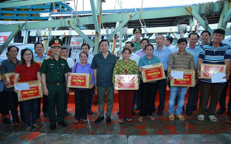 Đồng hành cùng bà con ngư dân sớm gỡ “thẻ vàng” IUU Cùng bà con ngư dân sớm gỡ “thẻ vàng” IUU