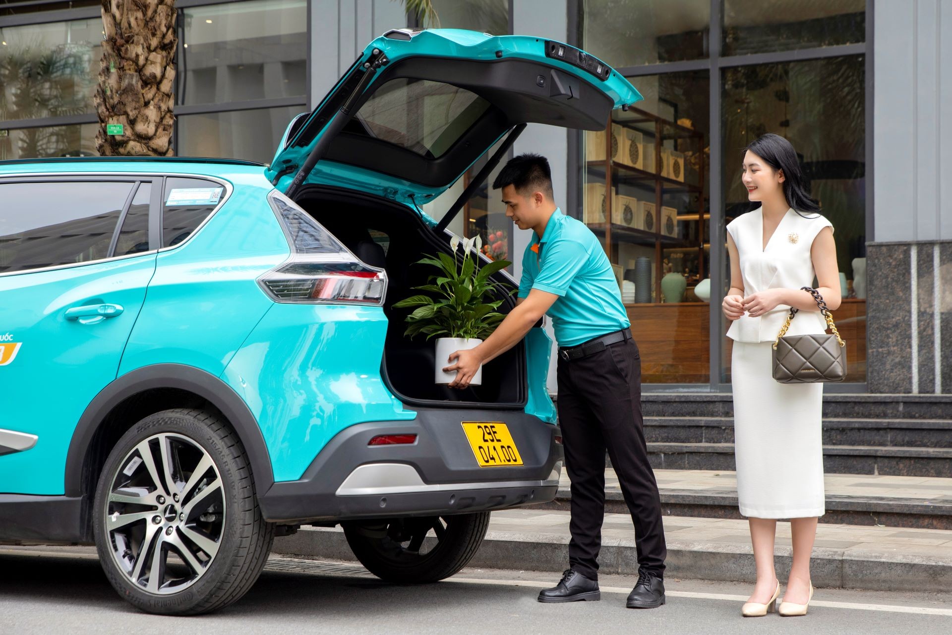 Phương tiện mới, đội ngũ tài xế chuyên nghiệp, chất lượng dịch vụ ổn định là lý do nhiều khách hàng chọn trung thành với Xanh SM. Phương tiện mới, đội ngũ tài xế chuyên nghiệp, chất lượng dịch vụ ổn định là lý do nhiều khách hàng chọn trung thành với Xanh SM.