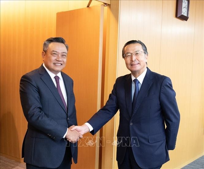 Chủ tịch JETRO Ishiguro Norihiko bắt tay chào đón Chủ tịch UBND thành phố Hà Nội Trần Sỹ Thanh ( Chủ tịch JETRO Ishiguro Norihiko bắt tay chào đón Chủ tịch UBND thành phố Hà Nội Trần Sỹ Thanh (