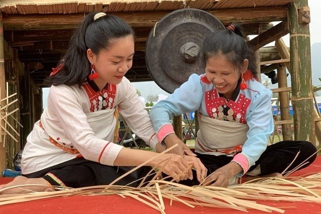 Phụ nữ Việt Nam: Tự tin vươn mình trong kỷ nguyên mới Phụ nữ Việt Nam: Tự tin vươn mình trong kỷ nguyên mới
