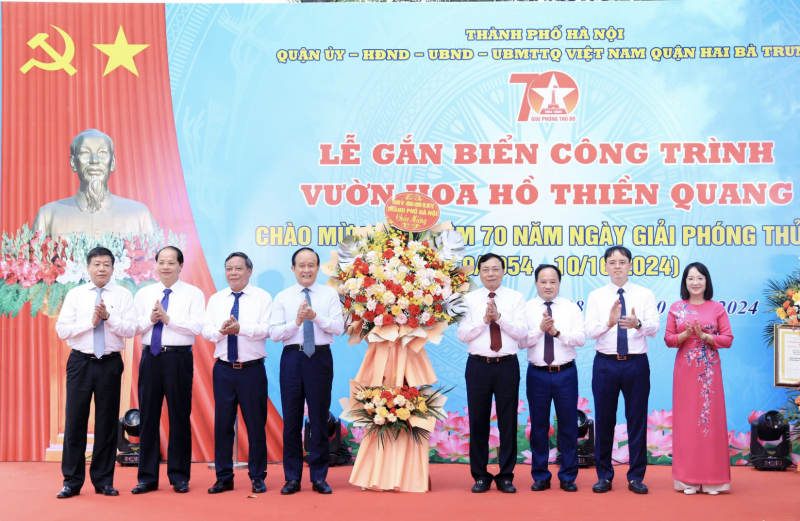 Gắn biển công trình vườn hoa hồ Thiền Quang Gắn biển công trình vườn hoa hồ Thiền Quang