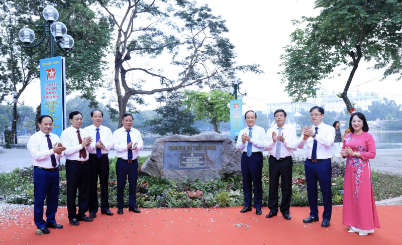 Gắn biển công trình vườn hoa hồ Thiền Quang Gắn biển công trình vườn hoa hồ Thiền Quang