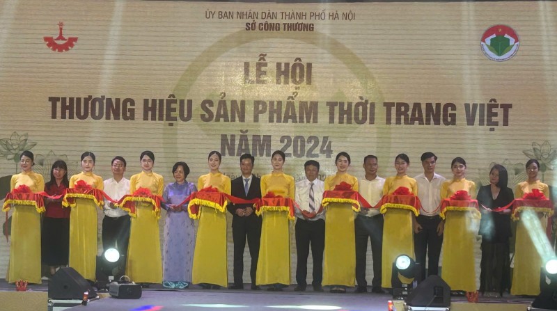 Nghi thức khai mạc khai mạc Lễ hội thương hiệu sản phẩm thời trang Việt năm 2024 Nghi thức khai mạc khai mạc Lễ hội thương hiệu sản phẩm thời trang Việt năm 2024
