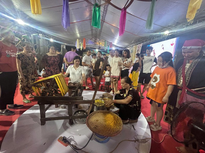 Khu trình diễn dệt may của các nghệ nhân, làng nghề thu hút khách tham quan Khu trình diễn dệt may của các nghệ nhân, làng nghề thu hút khách tham quan
