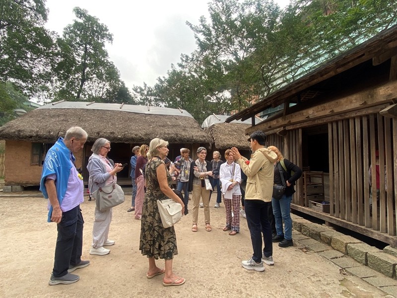 Du khách nước ngoài tham quan Bảo tàng Dân tộc học Việt Nam. Du khách nước ngoài tham quan Bảo tàng Dân tộc học Việt Nam.