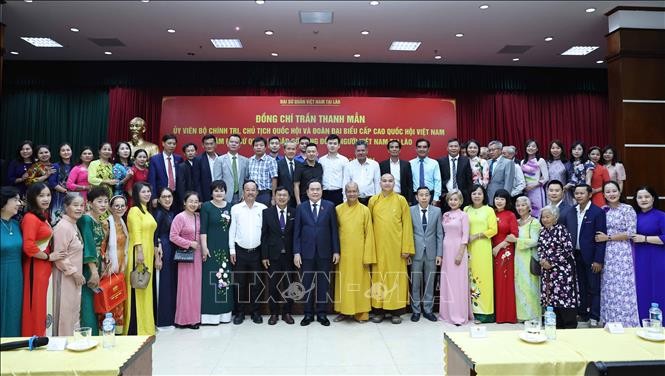 Chủ tịch Quốc hội Trần Thanh Mẫn với cộng đồng người Việt Nam tại Lào. Ảnh: Thống Nhất/TTXVN Chủ tịch Quốc hội Trần Thanh Mẫn với cộng đồng người Việt Nam tại Lào. Ảnh: Thống Nhất/TTXVN