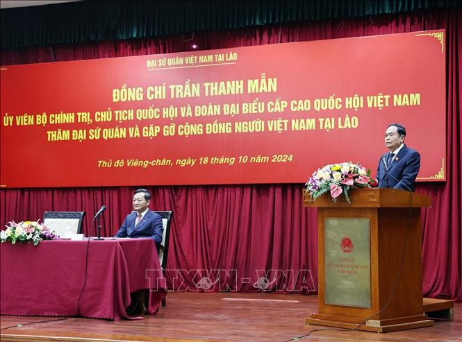 Chủ tịch Quốc hội gặp gỡ cộng đồng người Việt Nam tại Lào Chủ tịch Quốc hội gặp gỡ cộng đồng người Việt Nam tại Lào