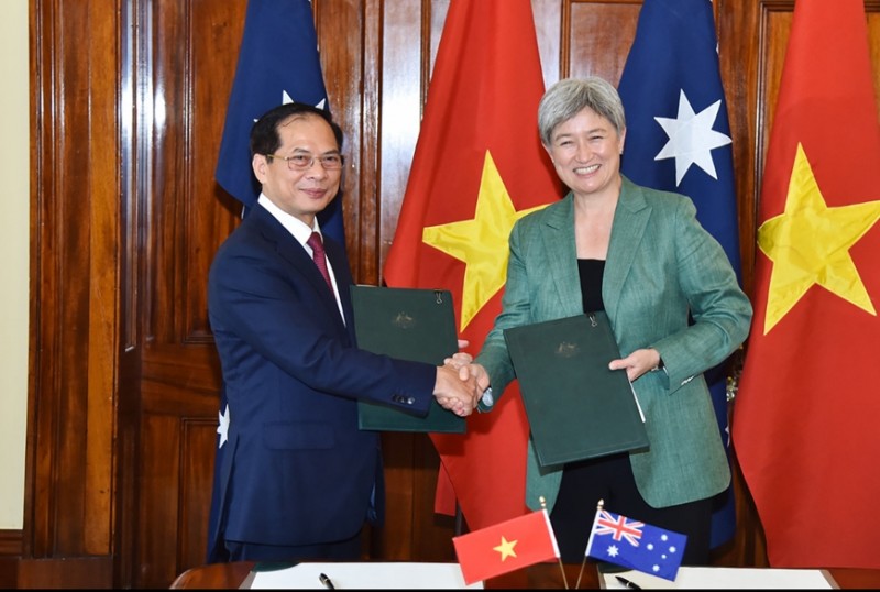 Phó thủ tướng, Bộ trưởng Bùi Thanh Sơn và Bộ trưởng Penny Wong ký kết Chương trình Hành động triển khai quan hệ Đối tác Chiến lược Toàn diện giai đoạn 2024 – 2027. Ảnh: TUẤN ANH Phó thủ tướng, Bộ trưởng Bùi Thanh Sơn và Bộ trưởng Penny Wong ký kết Chương trình Hành động triển khai quan hệ Đối tác Chiến lược Toàn diện giai đoạn 2024 – 2027. Ảnh: TUẤN ANH