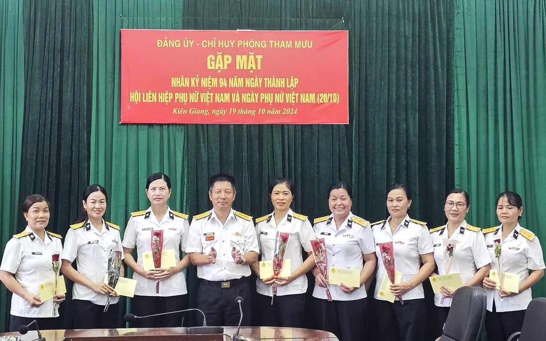 Chỉ huy Phòng Tham mưu Vùng tặng hoa và quà cho cán bộ, hội viên phụ nữ đơn vị Chỉ huy Phòng Tham mưu Vùng tặng hoa và quà cho cán bộ, hội viên phụ nữ đơn vị