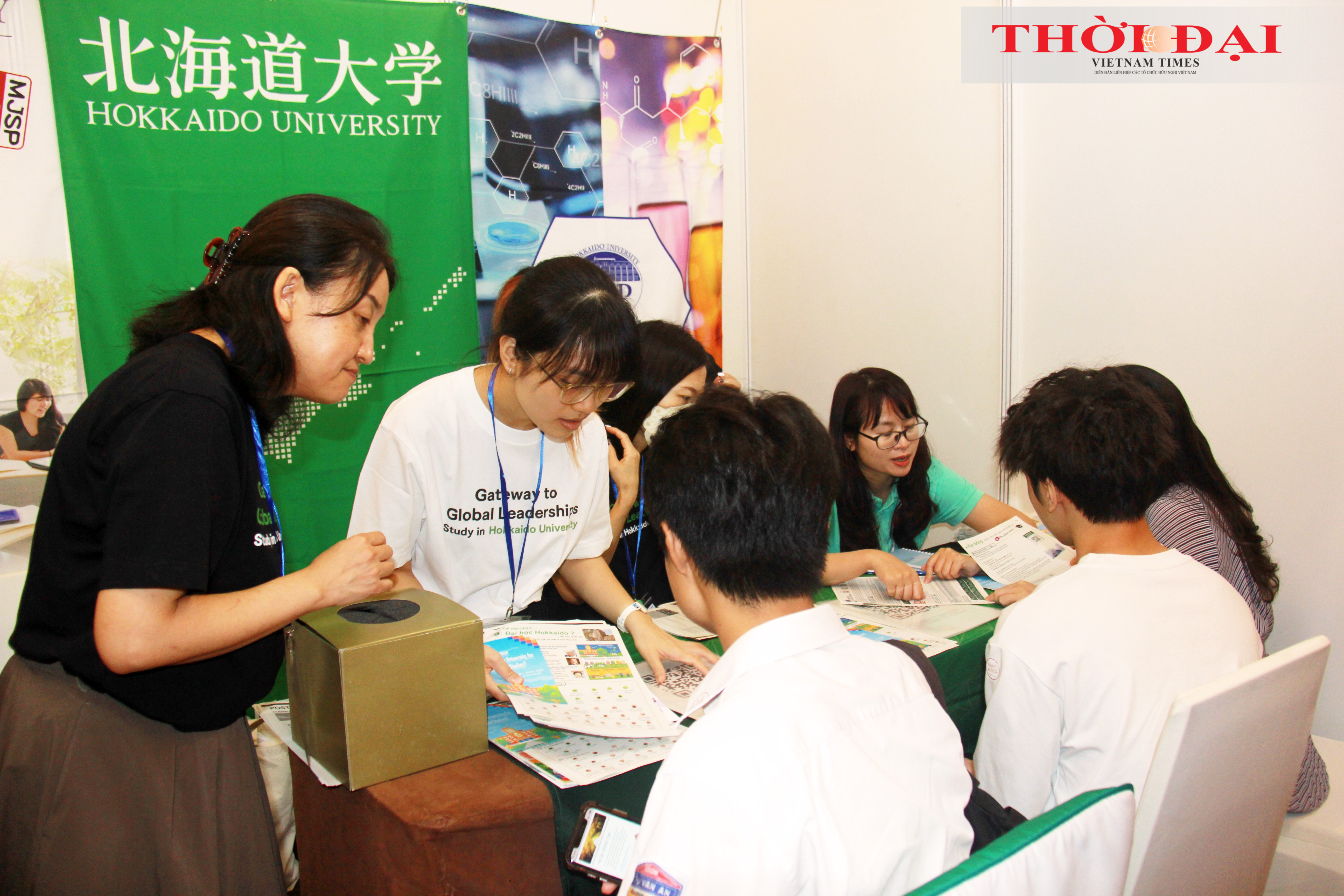 Gian hàng Đại học Hokkaido tư vấn cho phụ huynh và học sinh Gian hàng Đại học Hokkaido tư vấn cho phụ huynh và học sinh