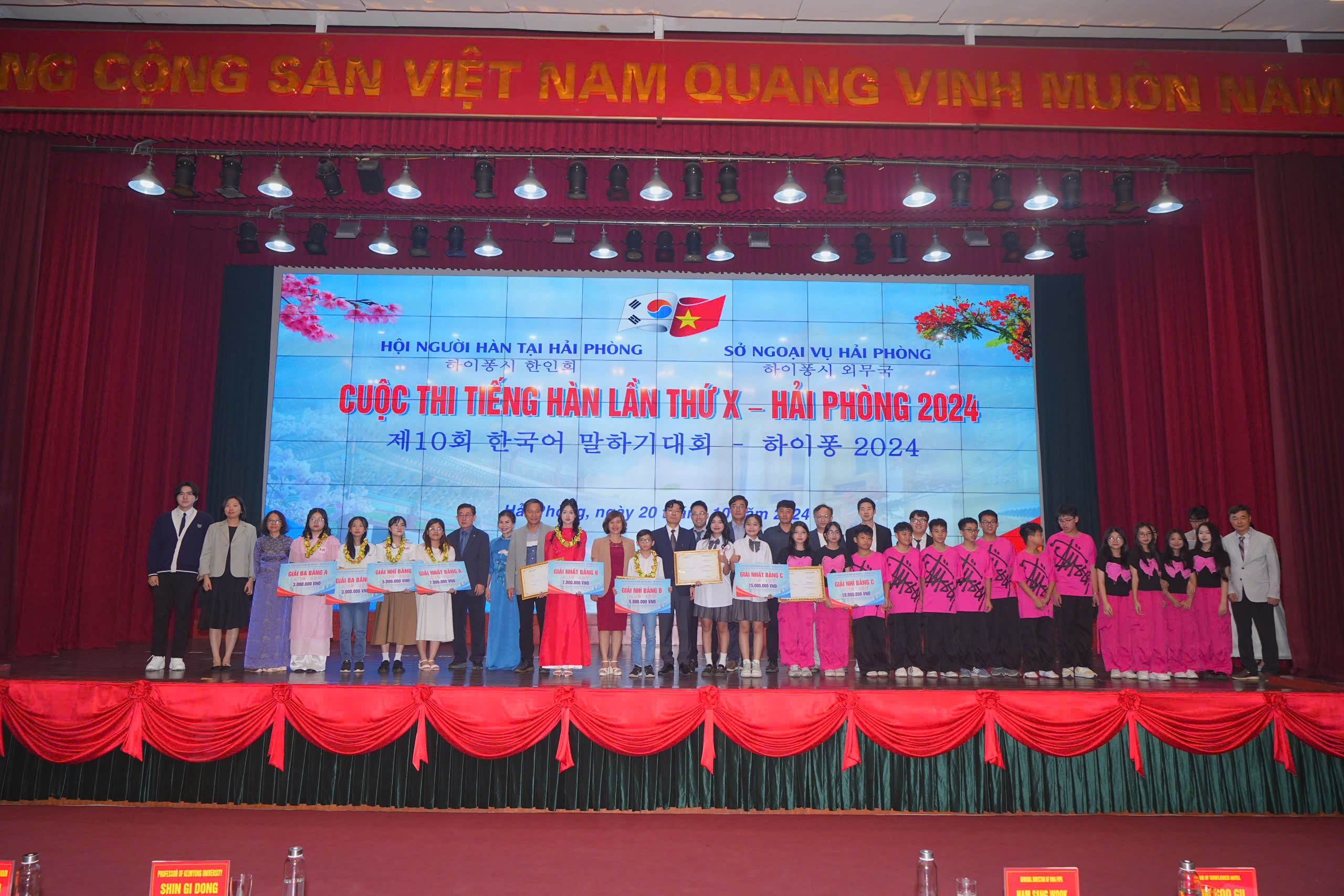 Ban Tổ chức trao giải cho các thí sinh có thành tích xuất sắc. (Ảnh: haiphong.gov.vn) Ban Tổ chức trao giải cho các thí sinh có thành tích xuất sắc. (Ảnh: haiphong.gov.vn)