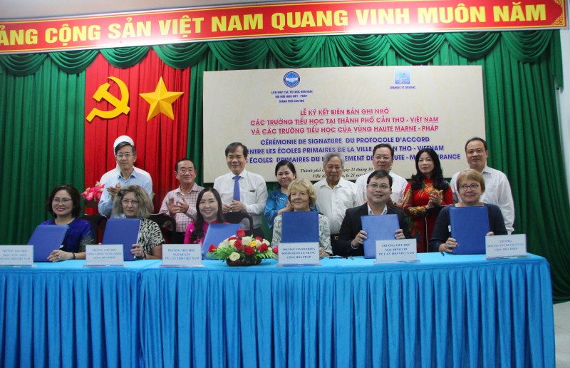 Ký kết hợp tác giữa các trường tiểu học của thành phố Cần Thơ và Pháp Ký kết hợp tác giữa các trường tiểu học của thành phố Cần Thơ và Pháp