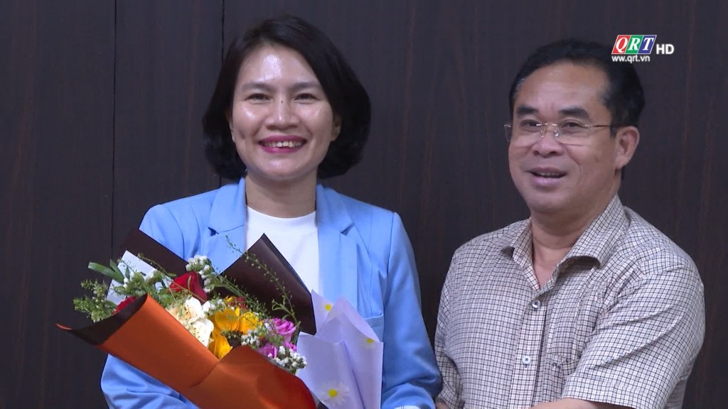 Phó Chủ tịch UBND tỉnh Trần Anh Tuấn tặng hoa chúc mừng bà Nguyễn Thị Thuỳ Trang Phó Chủ tịch UBND tỉnh Trần Anh Tuấn tặng hoa chúc mừng bà Nguyễn Thị Thuỳ Trang