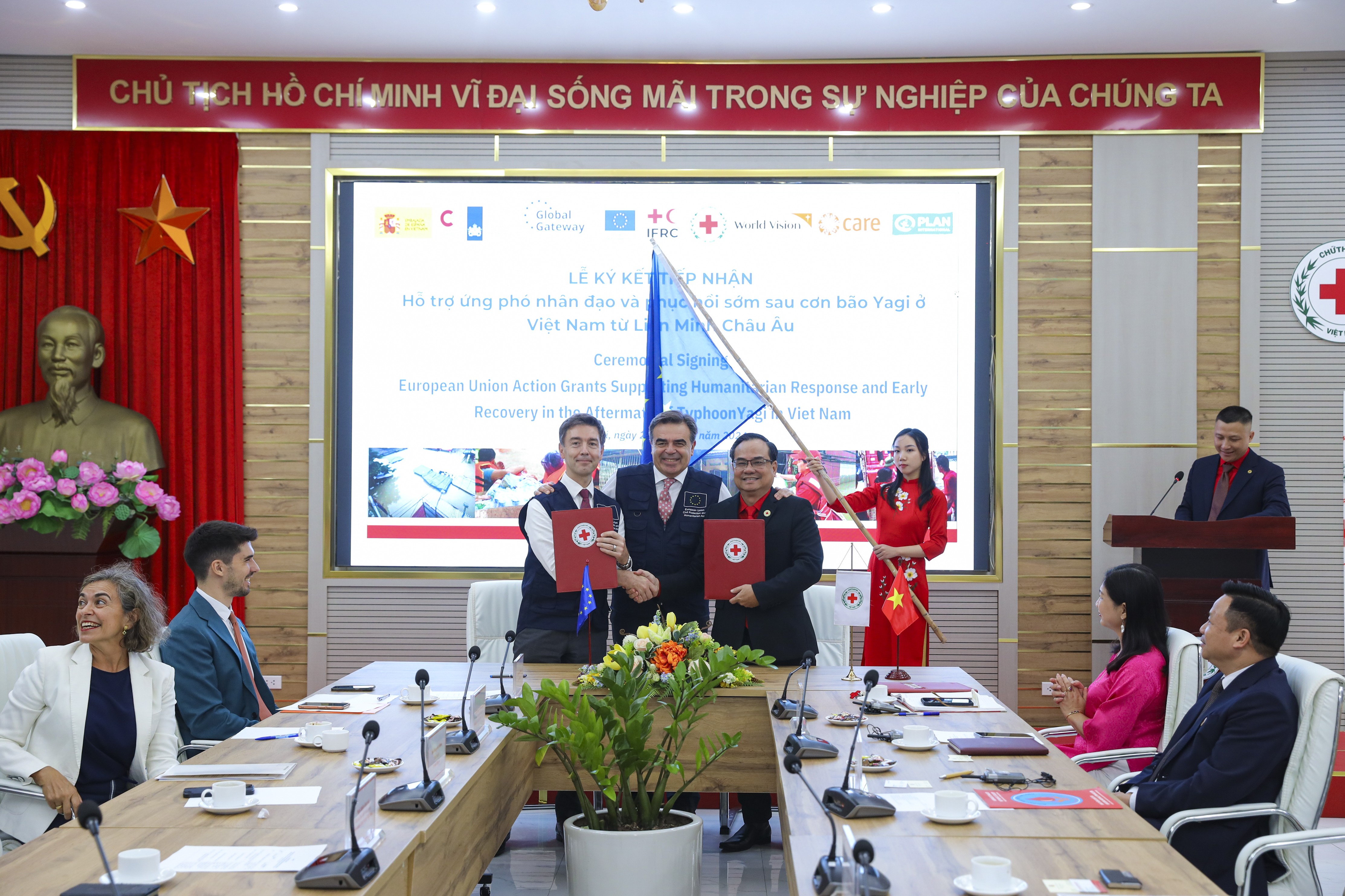 ECHO, World Vision, CARE và Plan hợp tác hỗ trợ nhân đạo cho Việt Nam sau bão Yagi ECHO, World Vision, CARE và Plan hợp tác hỗ trợ nhân đạo cho Việt Nam sau bão Yagi