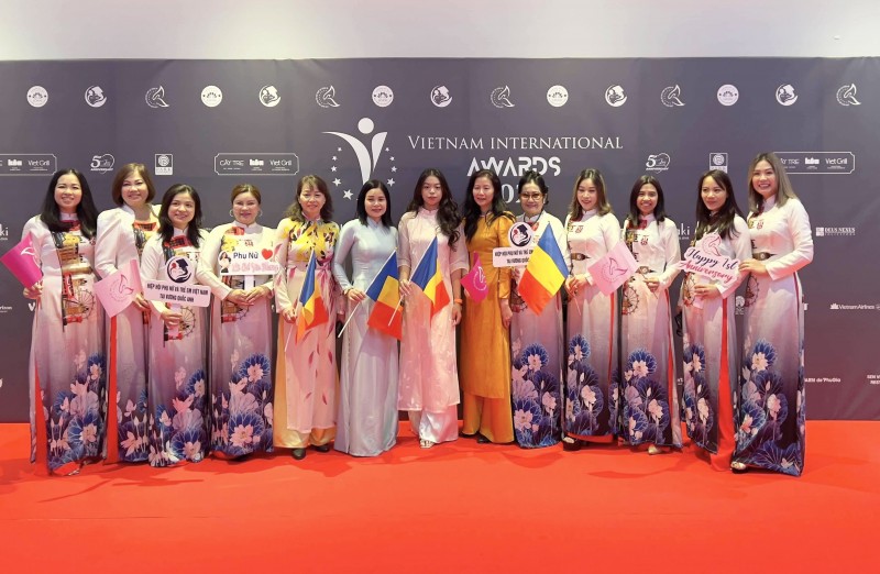 Vinh danh 14 người Việt Nam và người nước ngoài có nhiều đóng góp cho cộng đồng Vinh danh 14 người Việt Nam và người nước ngoài có nhiều đóng góp cho cộng đồng