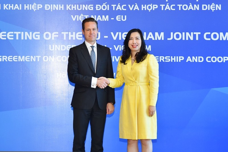 Thứ trưởng Bộ Ngoại giao Lê Thị Thu Hằng và Tổng Vụ trưởng Tổng vụ Châu Á – Thái Bình Dương thuộc Cơ quan Đối ngoại của Liên minh Châu Âu Niclas Kvarnström, Thứ trưởng Bộ Ngoại giao Lê Thị Thu Hằng và Tổng Vụ trưởng Tổng vụ Châu Á – Thái Bình Dương thuộc Cơ quan Đối ngoại của Liên minh Châu Âu Niclas Kvarnström,