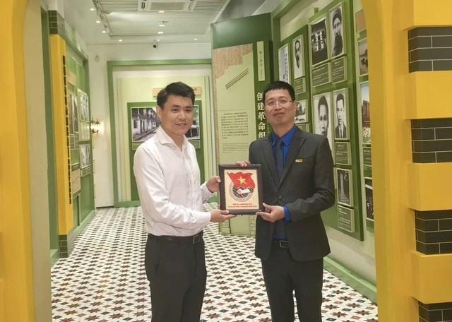 rần Việt Hưng trao quà của Đoàn đại biểu thanh niên Việt Nam tặng ông Ngụy Vi rần Việt Hưng trao quà của Đoàn đại biểu thanh niên Việt Nam tặng ông Ngụy Vi