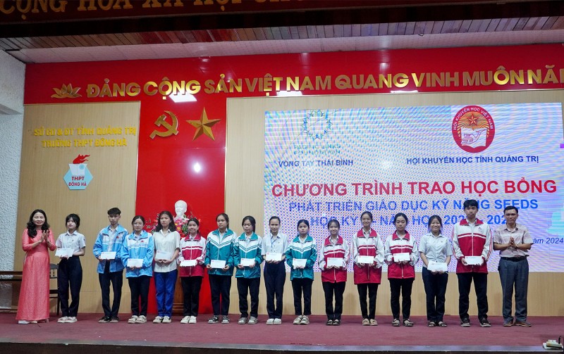 PALS dành hơn 4,8 tỷ đồng cấp học bổng SEEDS cho 266 học sinh, sinh viên nghèo tại Quảng Trị PALS dành hơn 4,8 tỷ đồng cấp học bổng SEEDS cho 266 học sinh, sinh viên nghèo tại Quảng Trị