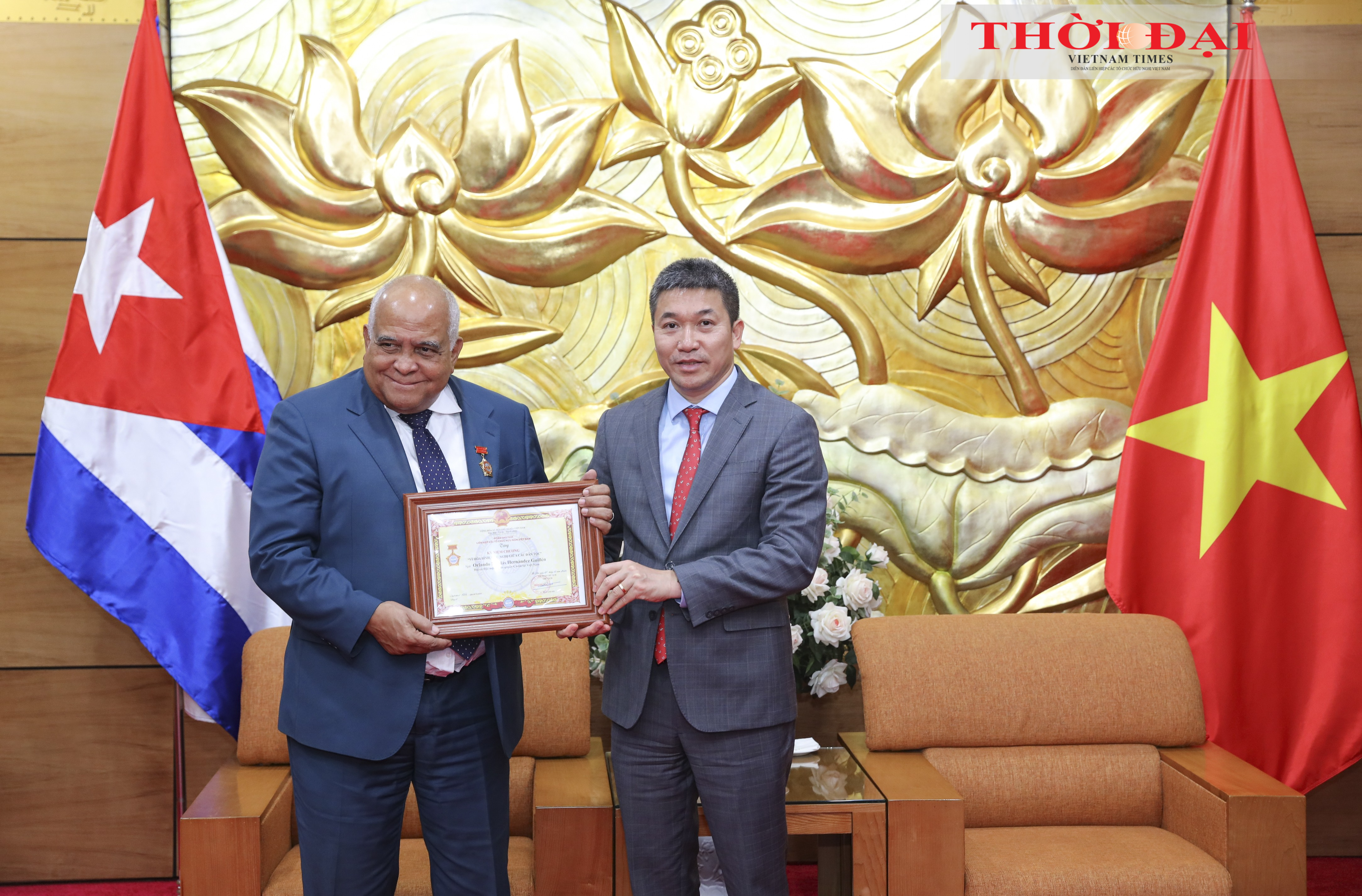 Chủ tịch Liên hiệp các tổ chức hữu nghị Việt Nam Phan Anh Sơn trao kỷ niệm chương “Vì hòa bình, hữu nghị giữa các dân tộc” tặng Đại sứ Orlando Nicolás Hernández Guillén. (Ảnh: Đinh Hòa) Chủ tịch Liên hiệp các tổ chức hữu nghị Việt Nam Phan Anh Sơn trao kỷ niệm chương “Vì hòa bình, hữu nghị giữa các dân tộc” tặng Đại sứ Orlando Nicolás Hernández Guillén. (Ảnh: Đinh Hòa)
