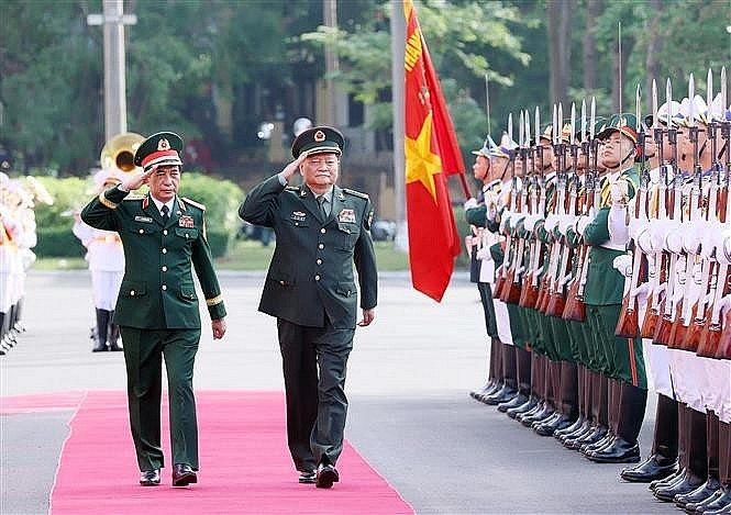 Vietnamese Minister of National Defence General Phan Van Giang (left) and Vice Chairman of the Central Military Commission of China Senior Lieutenant General Zhang Youxia review the guard of honour of the Vietnam People's Army in Hanoi on October 24. (Photo: VNA) Vietnamese Minister of National Defence General Phan Van Giang (left) and Vice Chairman of the Central Military Commission of China Senior Lieutenant General Zhang Youxia review the guard of honour of the Vietnam People's Army in Hanoi on October 24. (Photo: VNA)