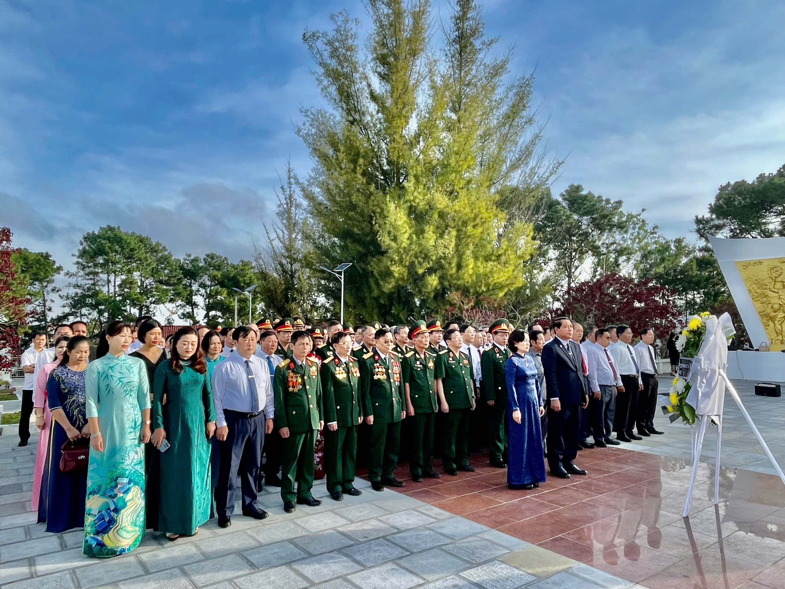 Kỷ niệm 75 năm Ngày truyền thống Quân tình nguyện và Chuyên gia Việt Nam giúp Lào Kỷ niệm 75 năm Ngày truyền thống Quân tình nguyện và Chuyên gia Việt Nam giúp Lào