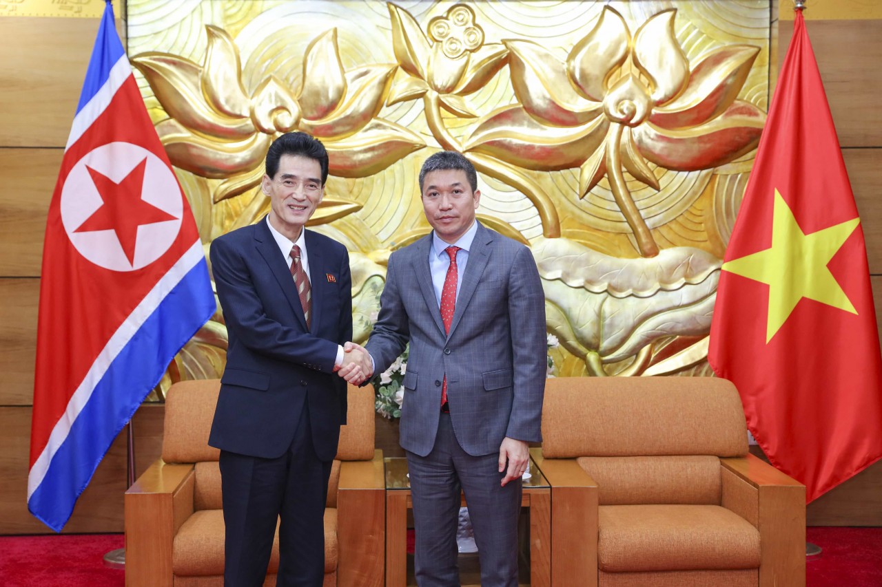 On October 24, VUFO President Phan Anh Son (right) receives the DPRK Ambassador to Vietnam in Hanoi. (Photo: Dinh Hoa) On October 24, VUFO President Phan Anh Son (right) receives the DPRK Ambassador to Vietnam in Hanoi. (Photo: Dinh Hoa)