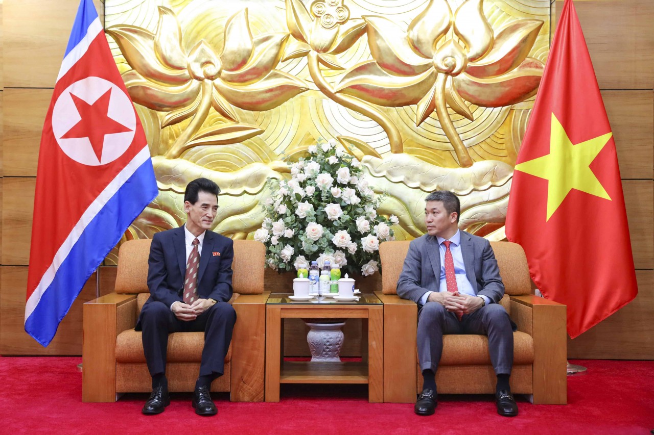 VUFO President Phan Anh Son (right) discusses with Ambassador Ri Sung Guk during the reception. (Photo: Dinh Hoa) VUFO President Phan Anh Son (right) discusses with Ambassador Ri Sung Guk during the reception. (Photo: Dinh Hoa)