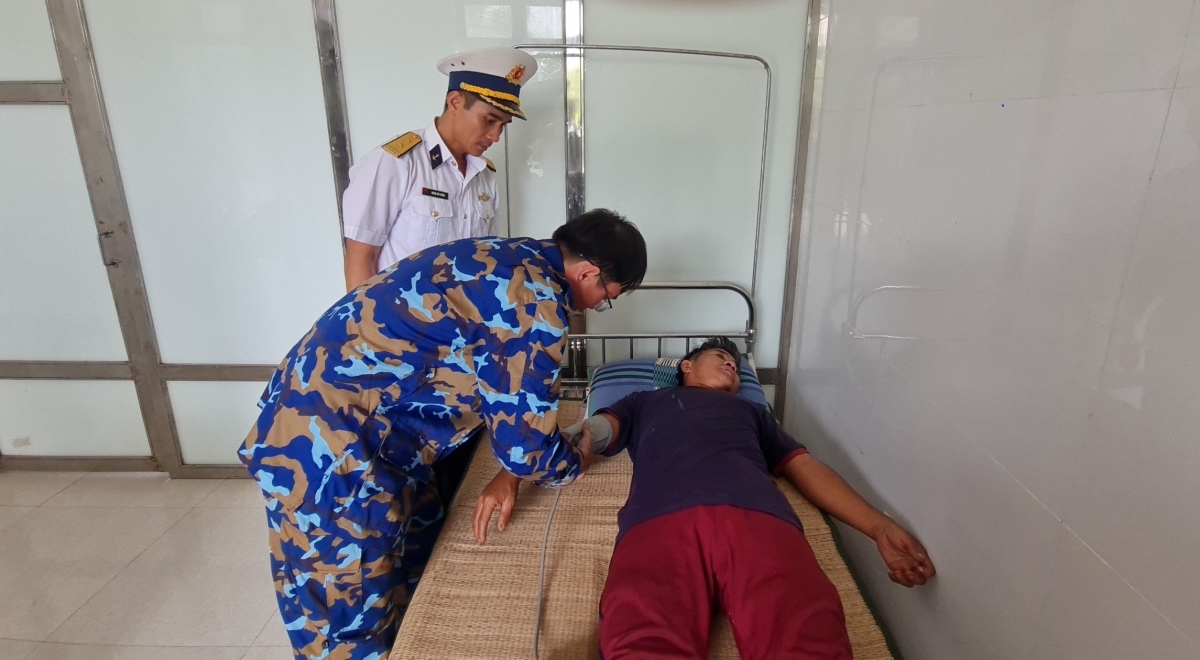 bệnh xá đảo sinh tồn cấp cứu ngư dân bị đột quỵ não hình ảnh 1 benh xa dao sinh ton cap cuu ngu dan bi dot quy nao hinh anh 1