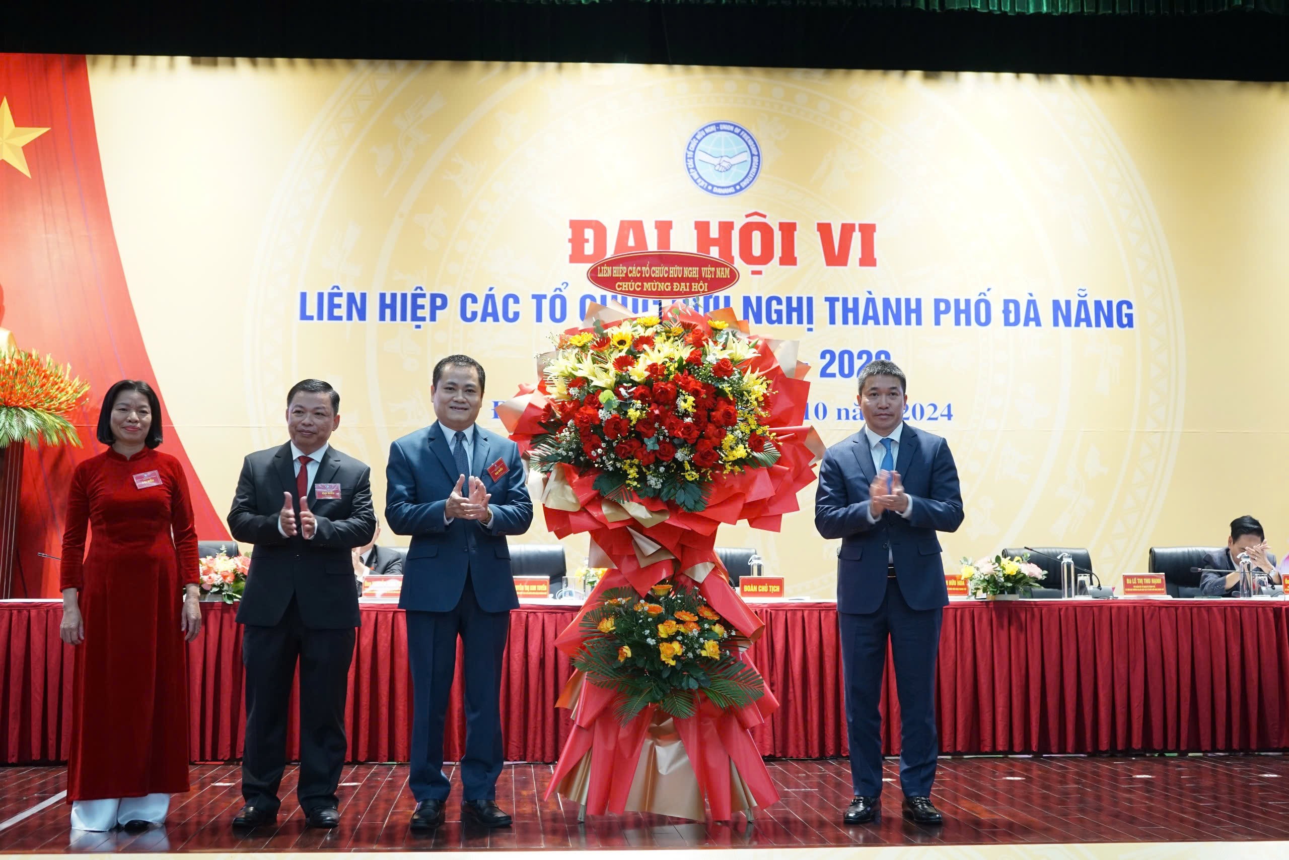 Chủ tịch Liên hiệp các tổ chức hữu nghị Việt Nam Phan Anh Sơn tặng hoa chúc mừng Đại hội. Chủ tịch Liên hiệp các tổ chức hữu nghị Việt Nam Phan Anh Sơn tặng hoa chúc mừng Đại hội.