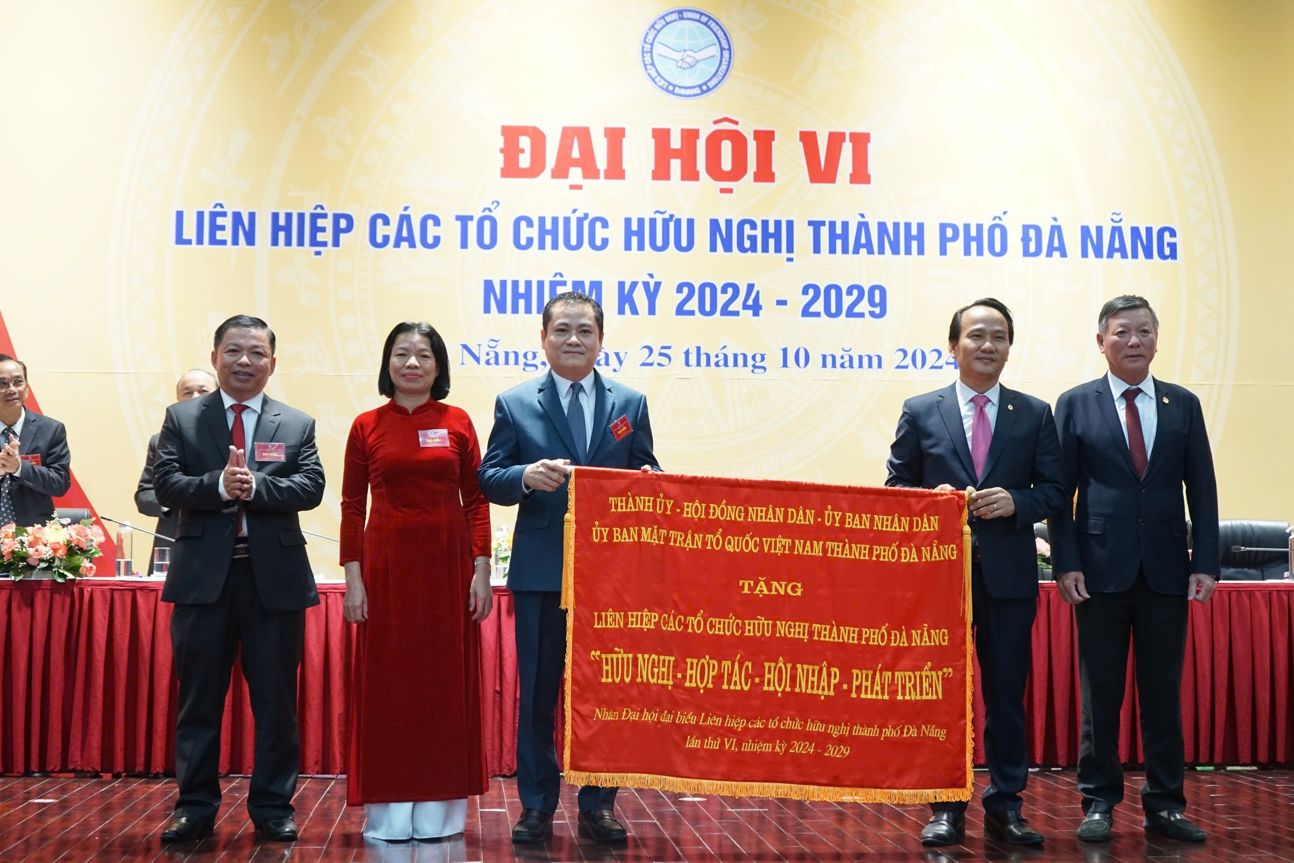 Phó Bí thư Thường trực Thành ủy Đà Nẵng Nguyễn Đình Vĩnh (thứ 2, bên phải sang), Chủ tịch Ủy ban MTTQ Việt Nam thành phố Lê Văn Trung (bìa phải) trao tặng bức trướng “Hữu nghị - Hợp tác - Hội nhập - Phát triển” cho đại hội. Ảnh: X.HẬU Phó Bí thư Thường trực Thành ủy Đà Nẵng Nguyễn Đình Vĩnh (thứ 2, bên phải sang), Chủ tịch Ủy ban MTTQ Việt Nam thành phố Lê Văn Trung (bìa phải) trao tặng bức trướng “Hữu nghị - Hợp tác - Hội nhập - Phát triển” cho đại hội. Ảnh: X.HẬU