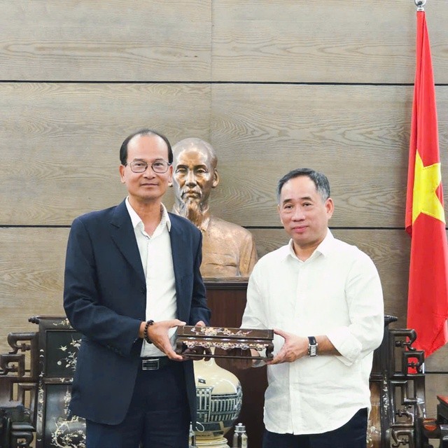 1. Lãnh đạo Bảo tàng Mỹ thuật Việt Nam trao lại kỷ vật của vua Hàm Nghi cho Giám đốc Trung tâm Bảo tồn Di tích Cố đô Huế (Ảnh: Trung tâm Bảo tồn Di tích Cố đô Huế) 1. Lãnh đạo Bảo tàng Mỹ thuật Việt Nam trao lại kỷ vật của vua Hàm Nghi cho Giám đốc Trung tâm Bảo tồn Di tích Cố đô Huế (Ảnh: Trung tâm Bảo tồn Di tích Cố đô Huế)