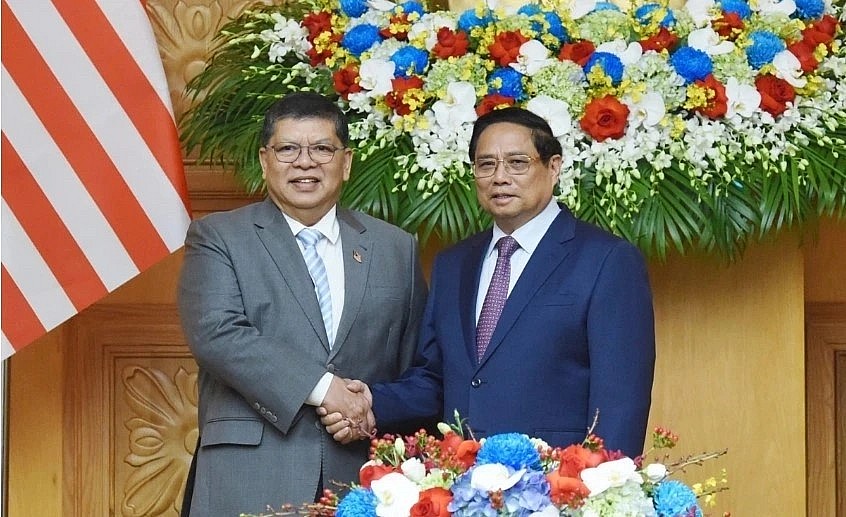 Prime Minister Pham Minh Chinh (R) welcomes Speaker of the Malaysian House of Representatives Tan Sri Dato' Johari Bin Abdul. Prime Minister Pham Minh Chinh (R) welcomes Speaker of the Malaysian House of Representatives Tan Sri Dato' Johari Bin Abdul.
