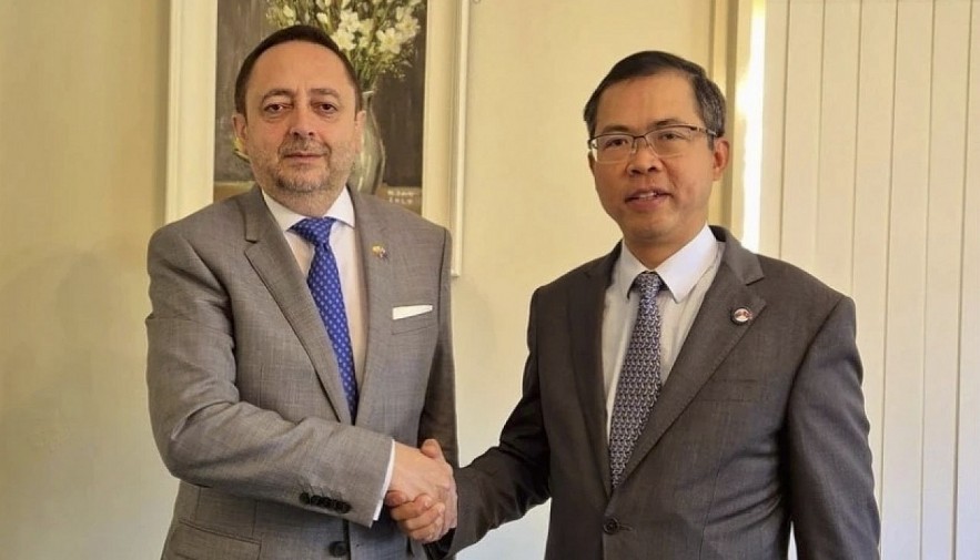 Vietnamese Ambassador to Australia Pham Hung Tam (right) and Ambassador of Ecuador Arturo Cabrera-Hidalgo Vietnamese Ambassador to Australia Pham Hung Tam (right) and Ambassador of Ecuador Arturo Cabrera-Hidalgo
