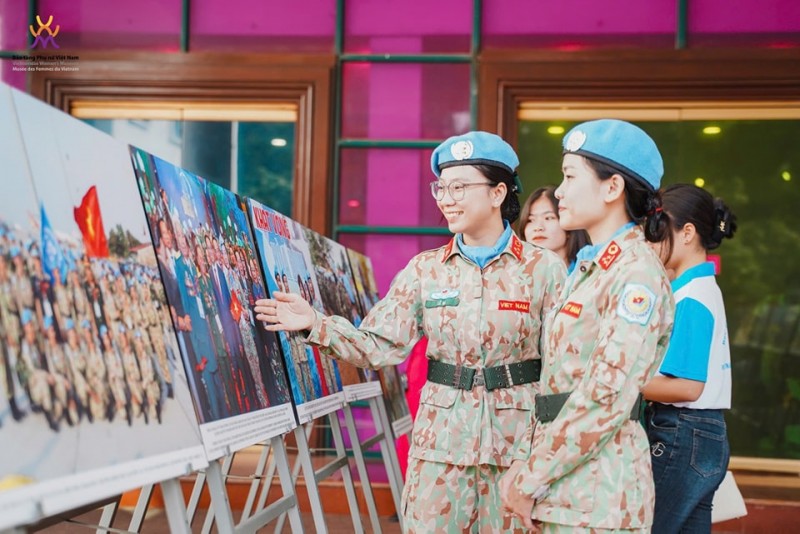 Triển lãm “Nữ quân nhân Việt Nam trong hoạt động Gìn giữ hòa bình Liên Hợp Quốc” giới thiệu gần 100 bức ảnh do chính những quân nhân Việt Nam trực tiếp tham gia hoạt động tại các Phái bộ Gìn giữ hòa bình Liên Hợp Quốc thực hiện. Các tác phẩm không chỉ tôn vinh đóng góp của các nữ quân nhân, mà còn mang đến cơ hội để công chúng hiểu rõ hơn về hành trình gian nan và đầy ý nghĩa của họ tại những phái bộ xa xôi. Những bức ảnh cũng là bằng chứng sống động cho thấy lòng dũng cảm, sự kiên cường và tinh thần nhân văn của các nữ quân nhân Việt Nam. Triển lãm “Nữ quân nhân Việt Nam trong hoạt động Gìn giữ hòa bình Liên Hợp Quốc” giới thiệu gần 100 bức ảnh do chính những quân nhân Việt Nam trực tiếp tham gia hoạt động tại các Phái bộ Gìn giữ hòa bình Liên Hợp Quốc thực hiện. Các tác phẩm không chỉ tôn vinh đóng góp của các nữ quân nhân, mà còn mang đến cơ hội để công chúng hiểu rõ hơn về hành trình gian nan và đầy ý nghĩa của họ tại những phái bộ xa xôi. Những bức ảnh cũng là bằng chứng sống động cho thấy lòng dũng cảm, sự kiên cường và tinh thần nhân văn của các nữ quân nhân Việt Nam.