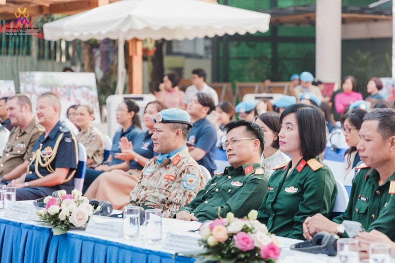 Triển lãm do Cục Gìn giữ hòa bình Việt Nam (Bộ Quốc phòng), Chương trình Phát triển Liên Hợp Quốc tại Việt Nam, phối hợp với Hội Liên hiệp Phụ nữ Việt Nam tổ chức. Triển lãm do Cục Gìn giữ hòa bình Việt Nam (Bộ Quốc phòng), Chương trình Phát triển Liên Hợp Quốc tại Việt Nam, phối hợp với Hội Liên hiệp Phụ nữ Việt Nam tổ chức.