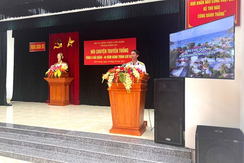 Chỉ huy Trung đoàn 551 nói chuyện truyền thống với cán bộ, chiến sĩ đơn vị. Chỉ huy Trung đoàn 551 nói chuyện truyền thống với cán bộ, chiến sĩ đơn vị.