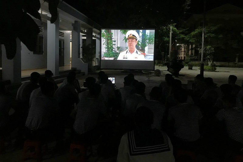 Chiếu phim màn ảnh rộng phục vụ cán bộ, chiến sĩ Tiểu đoàn 553. Chiếu phim màn ảnh rộng phục vụ cán bộ, chiến sĩ Tiểu đoàn 553.
