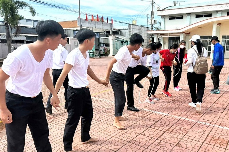 Cán bộ, chiến sĩ Trung tâm Bảo đảm Hậu cần-Kỹ thuật và hội viên Hội Liên hiệp Phụ nữ xã Hàng Vịnh (Cà Mau) tham gia trò chơi di chuyển qua vòng Cán bộ, chiến sĩ Trung tâm Bảo đảm Hậu cần-Kỹ thuật và hội viên Hội Liên hiệp Phụ nữ xã Hàng Vịnh (Cà Mau) tham gia trò chơi di chuyển qua vòng