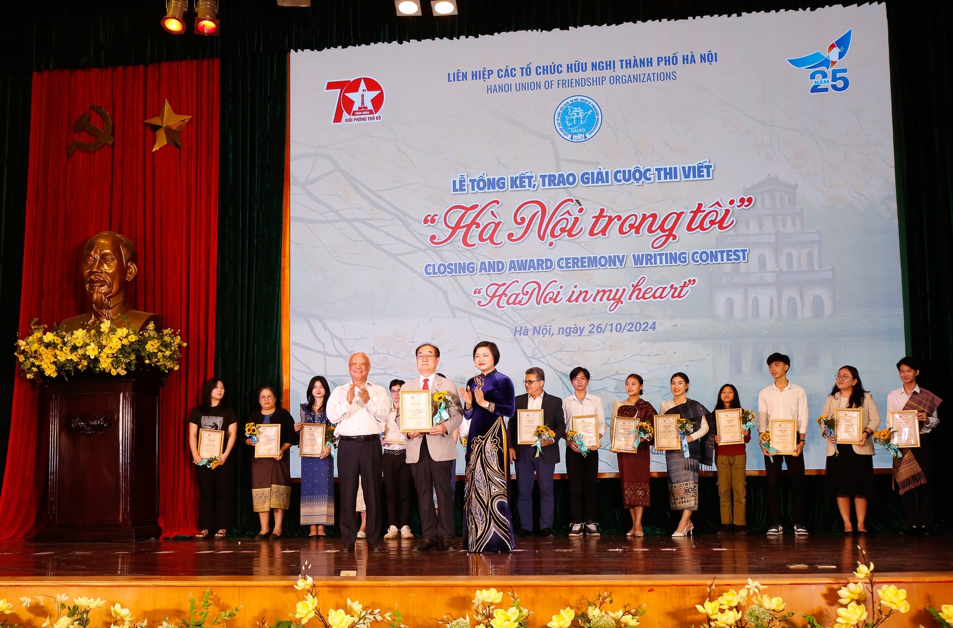 Giáo sư Hàn Quốc với bài viết “Hà Nội là sao vàng trong tôi” giành giải Đặc biệt cuộc thi viết về Hà Nội Giáo sư Hàn Quốc với bài viết “Hà Nội là sao vàng trong tôi” giành giải Đặc biệt cuộc thi viết về Hà Nội