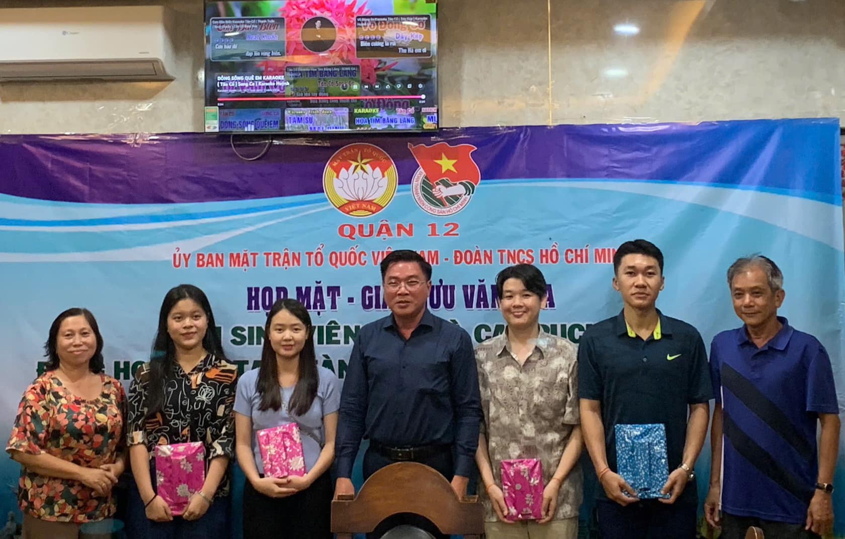 Lãnh đạo Ủy ban MTTQ Việt Nam Quận 12 trao quà đến các sinh viên Lào, Campuchia đang học tập và sinh sống trên địa bàn Thành phố. (Ảnh: Tuổi trẻ Quận 12) Lãnh đạo Ủy ban MTTQ Việt Nam Quận 12 trao quà đến các sinh viên Lào, Campuchia đang học tập và sinh sống trên địa bàn Thành phố. (Ảnh: Tuổi trẻ Quận 12)