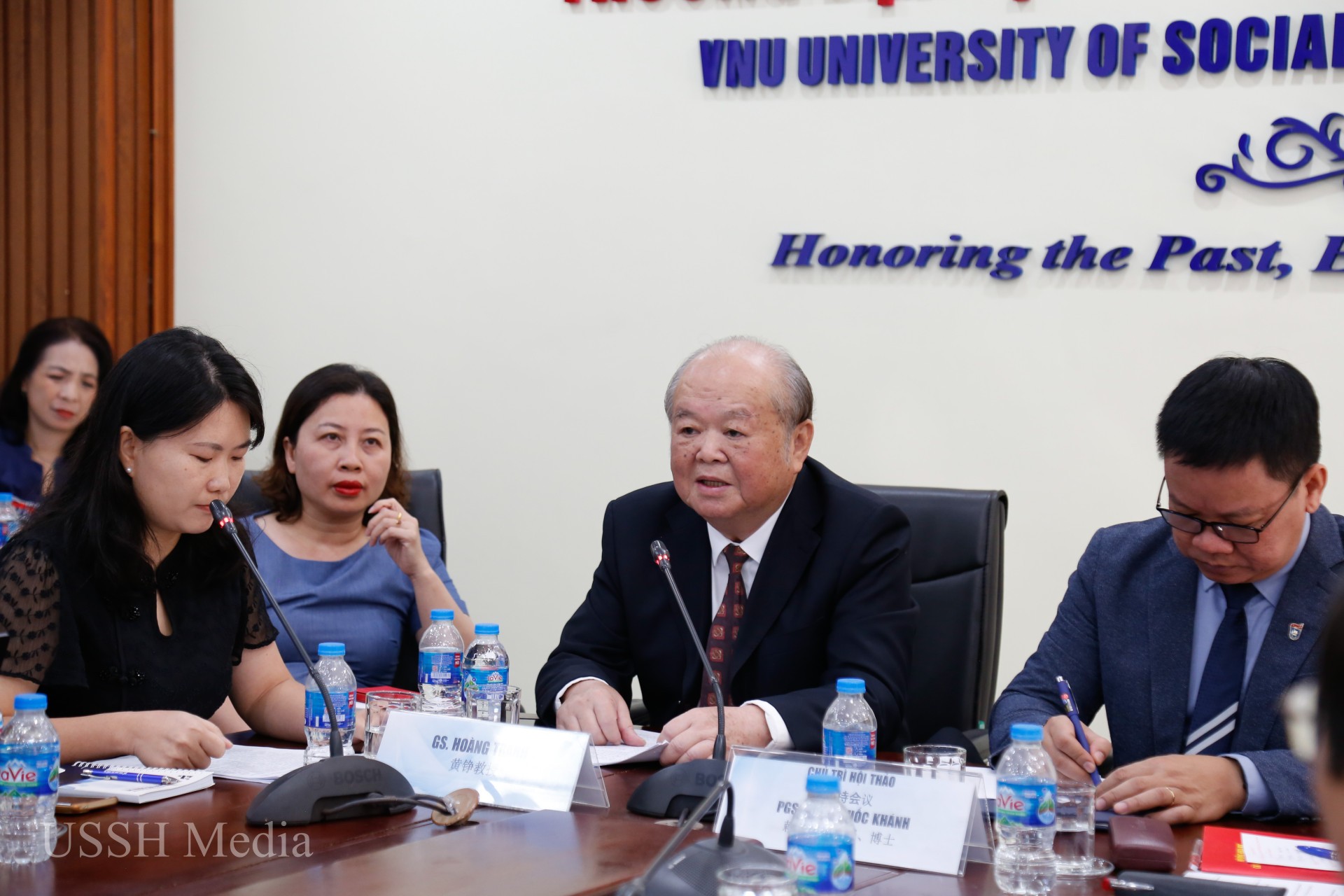 Giáo sư Hoàng Tranh - Nguyên Phó Viện trưởng Viện Khoa học Xã hội Quảng Tây, Trung Quốc (ngồi giữa). (Ảnh: ussh.vnu.edu.vn) Giáo sư Hoàng Tranh - Nguyên Phó Viện trưởng Viện Khoa học Xã hội Quảng Tây, Trung Quốc (ngồi giữa). (Ảnh: ussh.vnu.edu.vn)