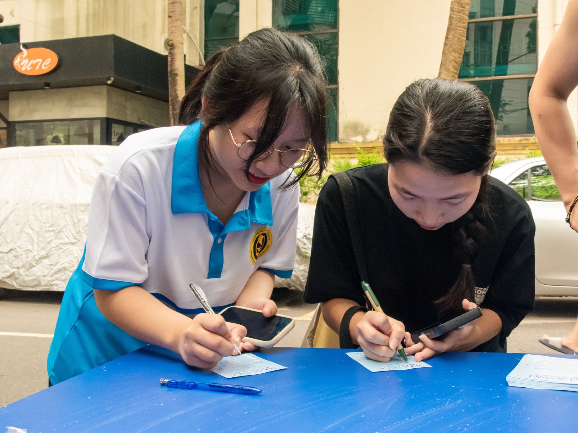 Tại sự kiện Campus Tour, nhiều bạn trẻ đã “kết đôi” ngay với các mẫu xe máy điện VinFast. Tại sự kiện Campus Tour, nhiều bạn trẻ đã “kết đôi” ngay với các mẫu xe máy điện VinFast.