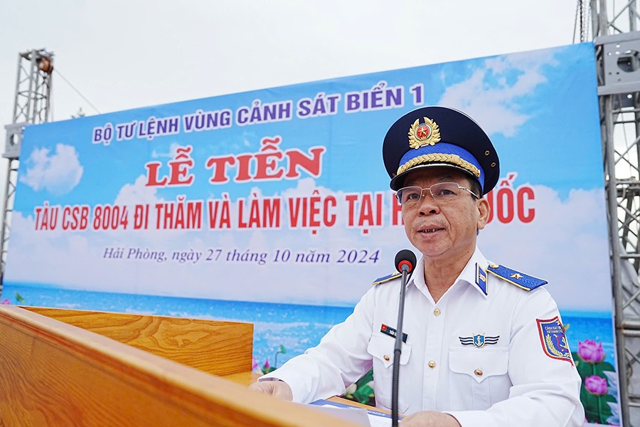 Đây cũng là dịp để Lực lượng Cảnh sát biển hai nước thúc đẩy quan hệ hữu nghị, hợp tác toàn diện, nâng cao năng lực thực thi pháp luật trên biển, khả năng phối hợp, hiệp đồng tìm kiếm cứu nạn, phòng, chống cháy nổ, góp phần duy trì hòa bình, ổn định, an ninh, an toàn trên vùng biển có liên quan và trong khu vực. Trong ảnh, Thiếu tướng Trần Văn Thơ, Tư lệnh Vùng Cảnh sát biển 1 phát biểu giao nhiệm vụ cho đoàn công tác. (Ảnh: Bộ Quốc phòng)
