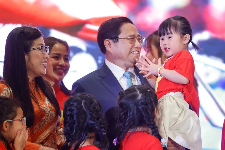Thủ tướng đề nghị 4 tập đoàn hàng đầu của UAE đầu tư vào các lĩnh vực chiến lược Thủ tướng đề nghị 4 tập đoàn hàng đầu của UAE đầu tư vào các lĩnh vực chiến lược