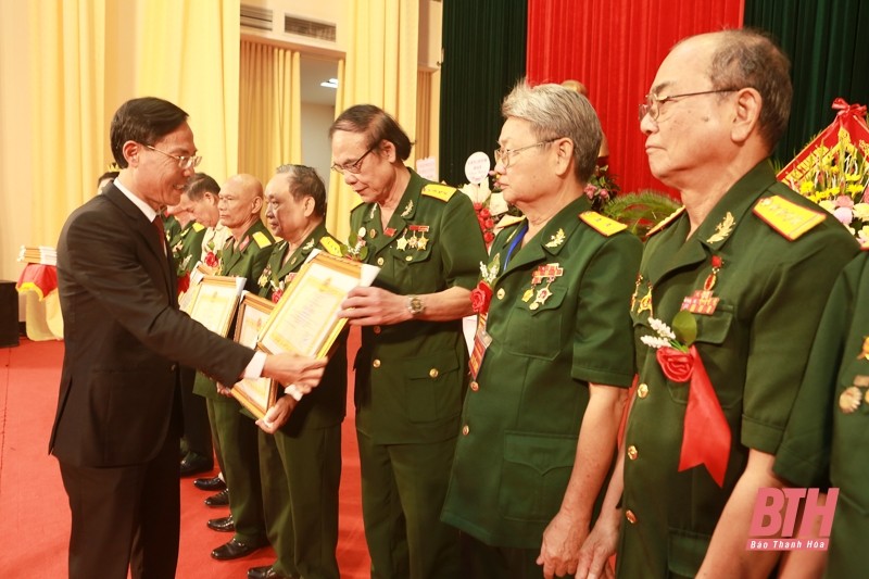 Phó Chủ tịch UBND tỉnh Đầu Thanh Tùng tặng Bằng khen của Chủ tịch UBND tỉnh cho các tập thể, cá nhân có nhiều thành tích trong hoạt động, góp phần phát triển mối quan hệ hữu nghị truyền thống, đoàn kết đặc biệt giữa hai nước Lào – Việt Nam và hai tỉnh Thanh Hóa – Hủa Phăn. Phó Chủ tịch UBND tỉnh Đầu Thanh Tùng tặng Bằng khen của Chủ tịch UBND tỉnh cho các tập thể, cá nhân có nhiều thành tích trong hoạt động, góp phần phát triển mối quan hệ hữu nghị truyền thống, đoàn kết đặc biệt giữa hai nước Lào – Việt Nam và hai tỉnh Thanh Hóa – Hủa Phăn.