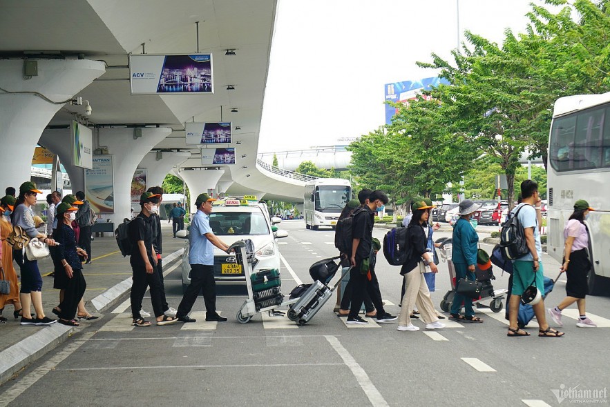Da Nang Airport welcomes passengers back. Photo: Ho Giap Da Nang Airport welcomes passengers back. Photo: Ho Giap