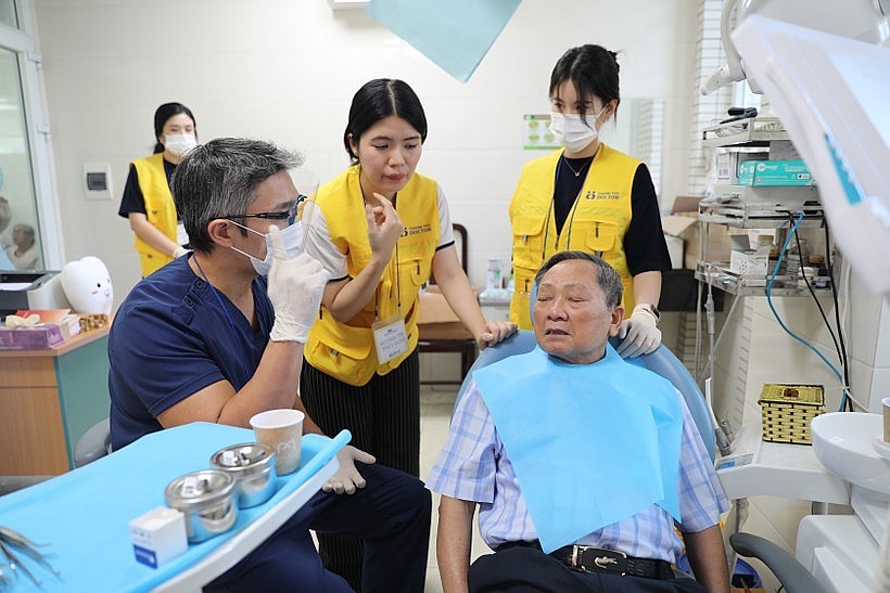A local in Thanh Hoa city receives free dental examination and consultation under the voluntary medical programme. (Photo: VNA) A local in Thanh Hoa city receives free dental examination and consultation under the voluntary medical programme. (Photo: VNA)