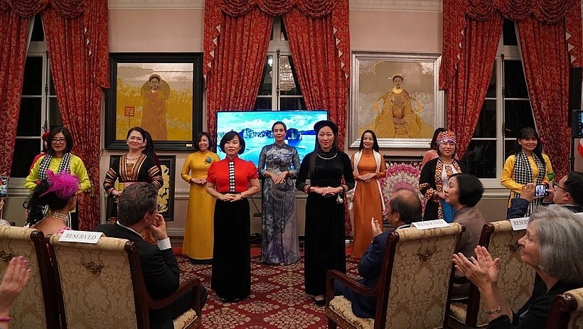 Spouses of Vietnamese diplomats in Washington DC take part in a show of traditional costumes of Vietnam. (Photo: The Voice of Vietnam) Spouses of Vietnamese diplomats in Washington DC take part in a show of traditional costumes of Vietnam. (Photo: The Voice of Vietnam)