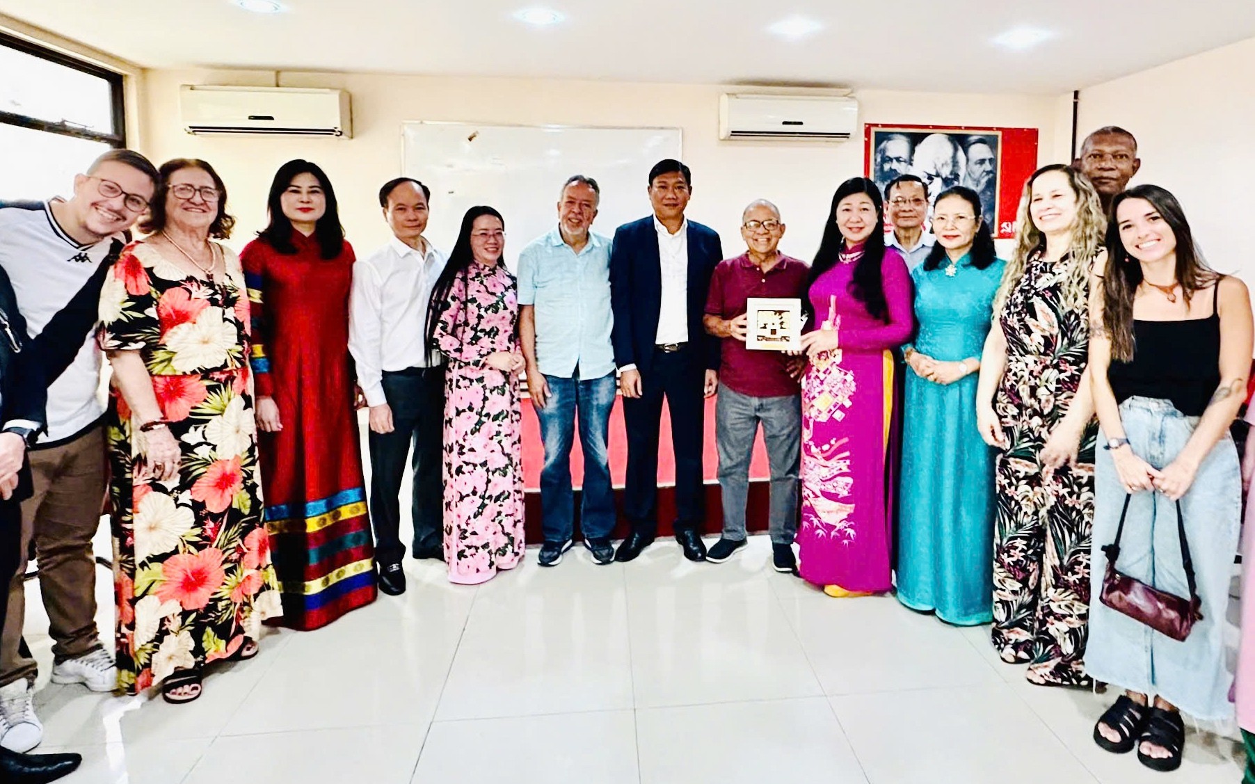 Nguyễn Lan Hương, Ủy viên Ban Thường vụ Thành ủy, Chủ tịch Ủy ban MTTQ Việt Nam thành phố Hà Nội tặng quà lưu niệm Đảng Cộng sản Brazil Nguyễn Lan Hương, Ủy viên Ban Thường vụ Thành ủy, Chủ tịch Ủy ban MTTQ Việt Nam thành phố Hà Nội tặng quà lưu niệm Đảng Cộng sản Brazil