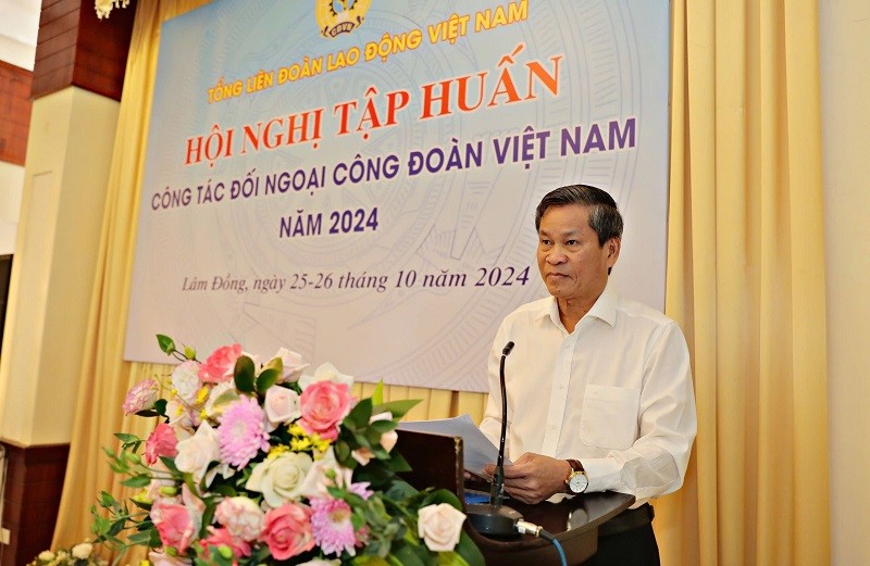 Ông Huỳnh Thanh Xuân - Phó Chủ tịch Tổng LĐLĐVN - phát biểu chỉ đạo tại Hội nghị (Ảnh: T.L). Ông Huỳnh Thanh Xuân - Phó Chủ tịch Tổng LĐLĐVN - phát biểu chỉ đạo tại Hội nghị (Ảnh: T.L).